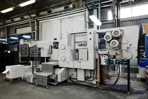 印刷設(shè)備 現(xiàn)代印刷廠高效運(yùn)轉(zhuǎn)的核心利器